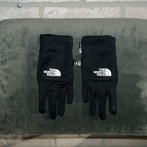 𝚃𝚑𝚎 𝙽𝚘𝚛𝚝𝚑 𝙵𝚊𝚌𝚎 𝙺𝚒𝚍𝚜 𝙶𝚕𝚘𝚟𝚎𝚜